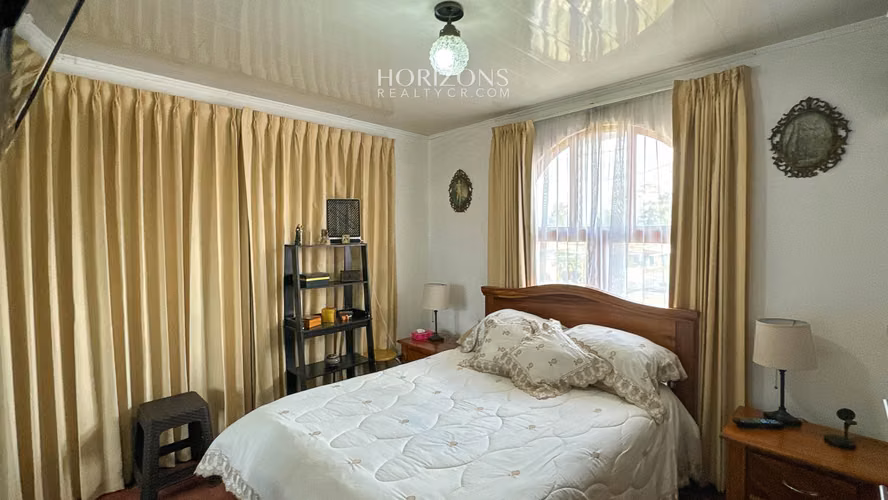AMPLIA CASA EN VENTA! CON USO DE SUELO MIXTO EN RESIDENCIAL GONZALEZ NJC02