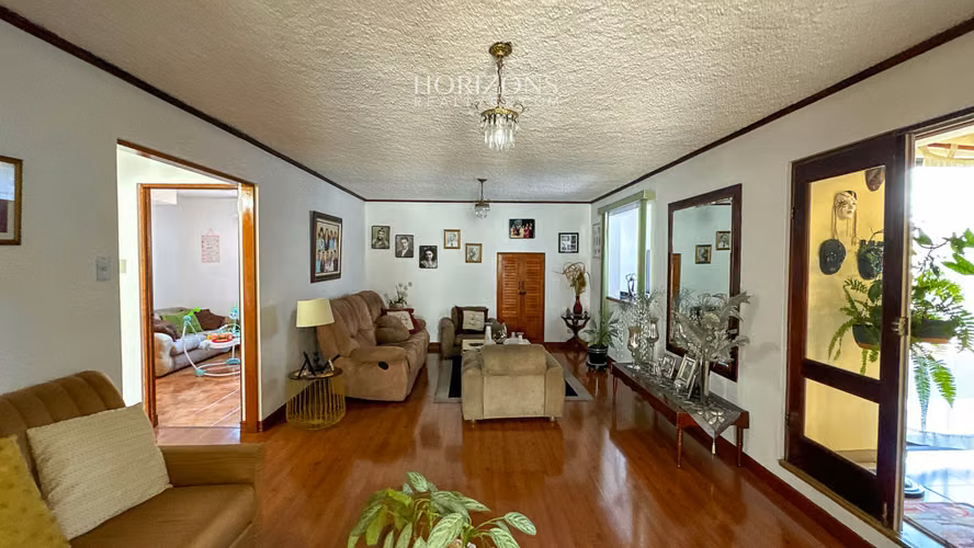 AMPLIA CASA EN VENTA! CON USO DE SUELO MIXTO EN RESIDENCIAL GONZALEZ NJC02