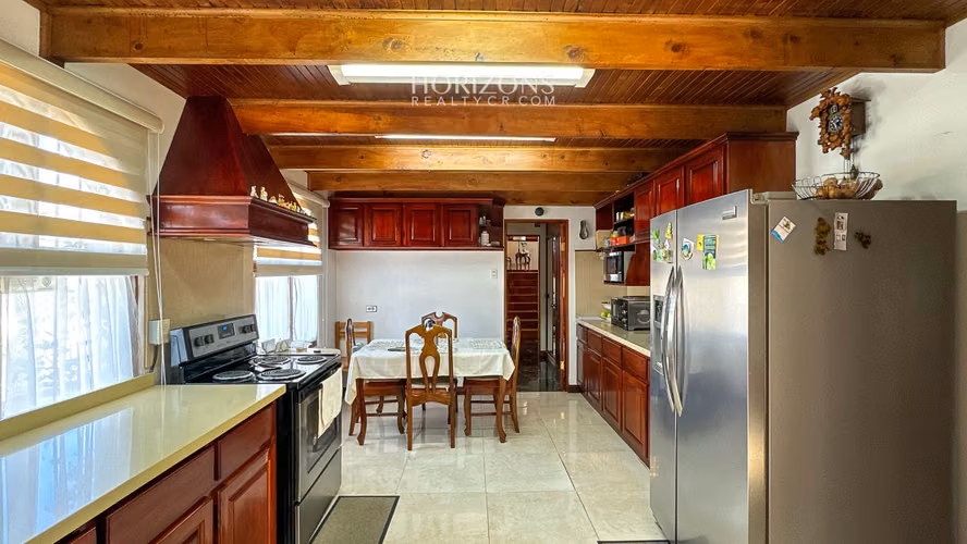 AMPLIA CASA EN VENTA! CON USO DE SUELO MIXTO EN RESIDENCIAL GONZALEZ NJC02