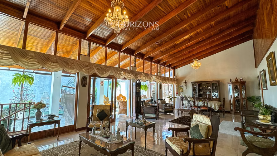 AMPLIA CASA EN VENTA! CON USO DE SUELO MIXTO EN RESIDENCIAL GONZALEZ NJC02
