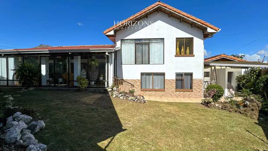 AMPLIA CASA EN VENTA! CON USO DE SUELO MIXTO EN RESIDENCIAL GONZALEZ NJC02