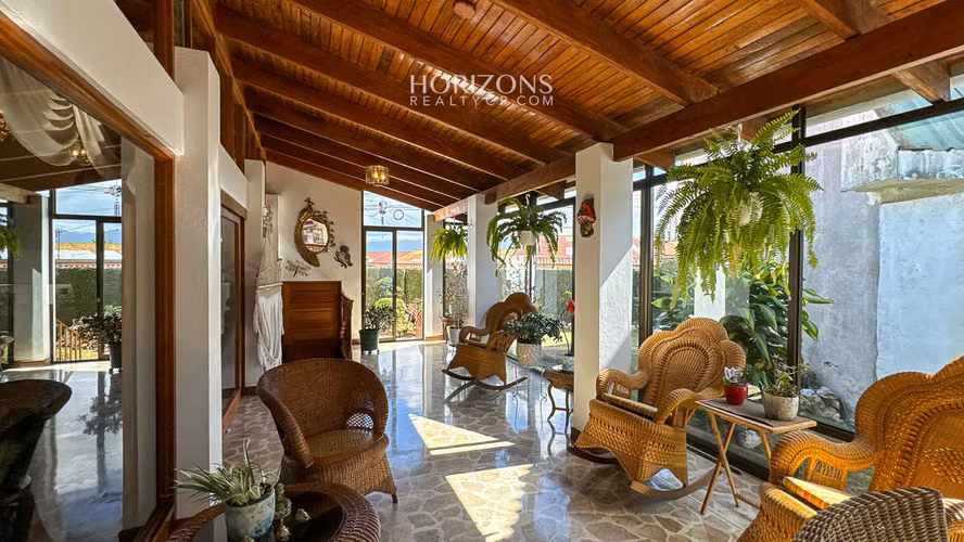 AMPLIA CASA EN VENTA! CON USO DE SUELO MIXTO EN RESIDENCIAL GONZALEZ NJC02