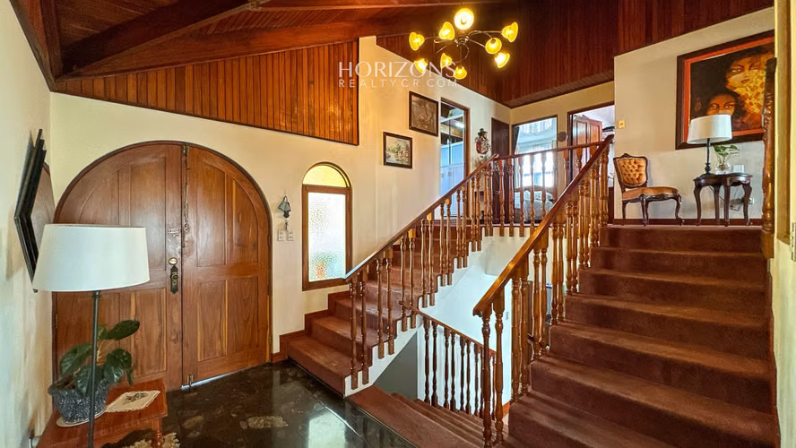 AMPLIA CASA EN VENTA! CON USO DE SUELO MIXTO EN RESIDENCIAL GONZALEZ NJC02