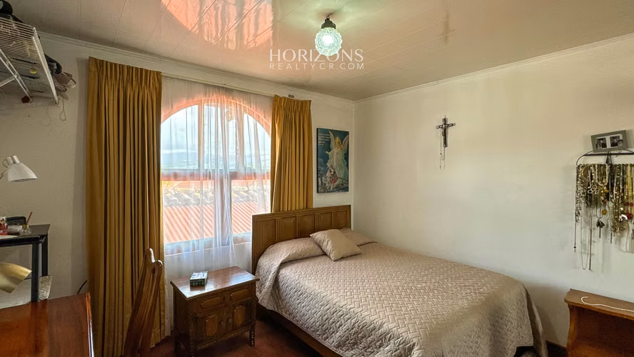AMPLIA CASA EN VENTA! CON USO DE SUELO MIXTO EN RESIDENCIAL GONZALEZ NJC02