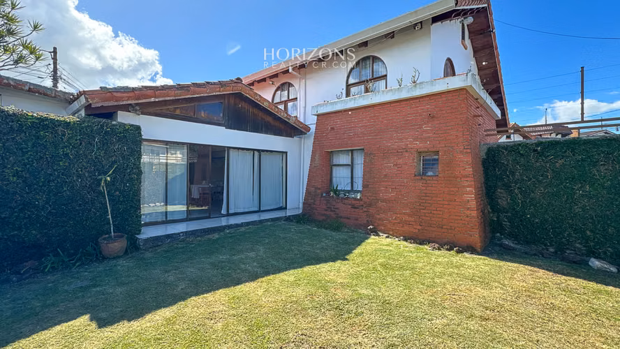 AMPLIA CASA EN VENTA! CON USO DE SUELO MIXTO EN RESIDENCIAL GONZALEZ NJC02