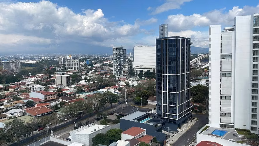 Gran oportunidad  Venta de apartamento Piso 21 en Sky Garden totalmente amueblado