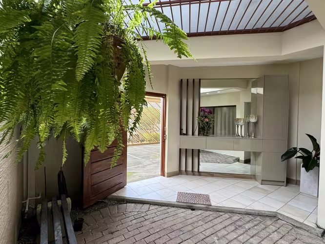 OPORTUNIDAD EN LA GEROMA: Casa con patio, ascensor y 4 parqueos a pasos de Fresh Market - Imagen 2