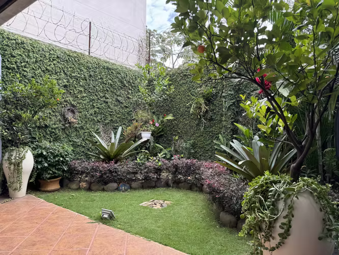 OPORTUNIDAD EN LA GEROMA: Casa con patio, ascensor y 4 parqueos a pasos de Fresh Market - Imagen 3