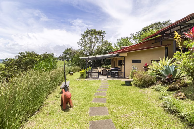 SAN RAMON ALAJUELA. HERMOSA PROPIEDAD VISTA A LAS MONTAÑAS - Imagen 8