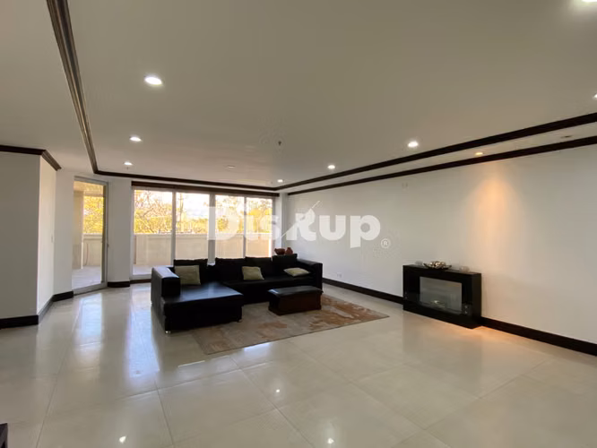 Alquiler de amplio apartamento de 325 m2 / 3 hab. / 2 parqueos / Sabana Sur