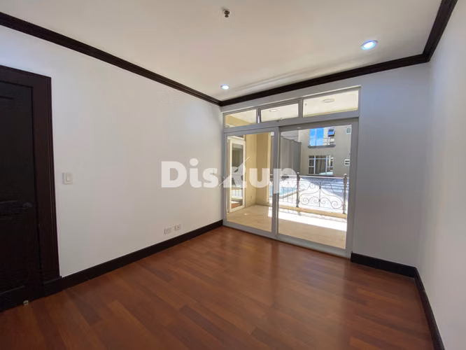 Alquiler de amplio apartamento de 325 m2 / 3 hab. / 2 parqueos / Sabana Sur