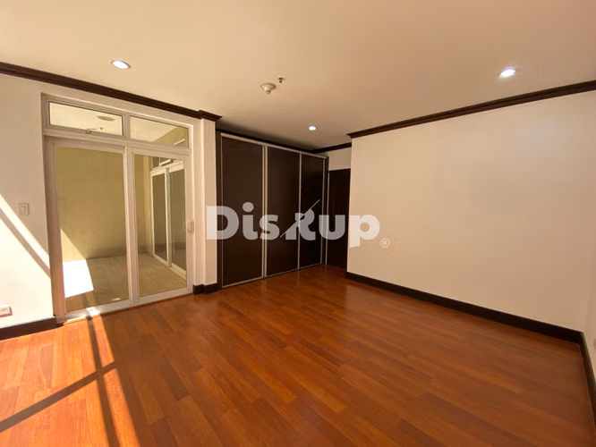 Alquiler de amplio apartamento de 325 m2 / 3 hab. / 2 parqueos / Sabana Sur