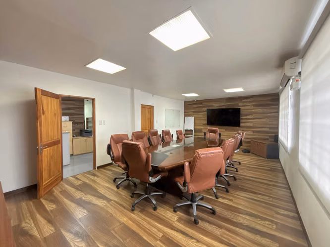 ALQUILER DE 2 OFICINAS EQUIPADAS EN BARRIO DENT, SAN JOSÉ - Imagen 4