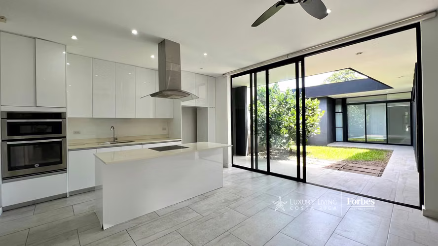 21443 - Casa 1nivel, 3 habitaciones, jardín y terraza, Condominio Évora