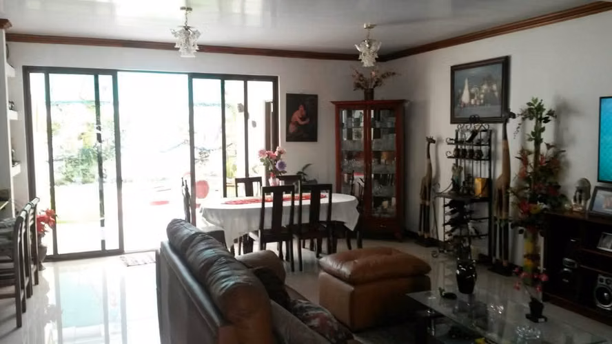 Venta de Amplia casa en Pozos de Santa Ana con jardín, panel solar y espacio para 4 vehículos - Imagen 3