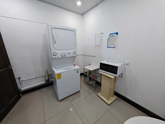 Viví a 200 mts de la UCR en Habitación Amoblada todo incluido - Imagen 11