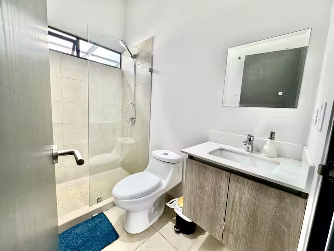 ALQUILER DE CASA EN LINDORA DE 3 HABITACIONES MÁS OFICINA - 2 PARQUEOS