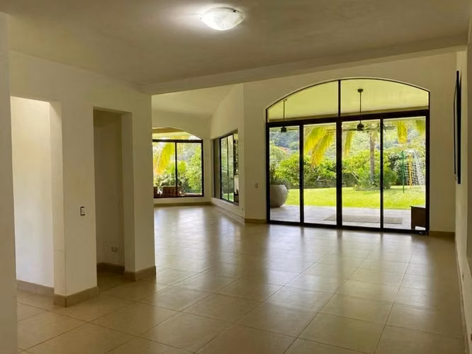Casa de Lujo con Impresionantes Vistas a las Montañas en Río Oro, Santa Ana - Imagen 2