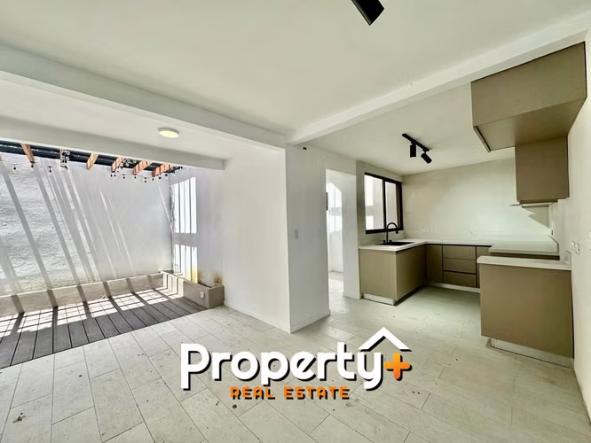 Escazú - Casa esquinera de 3 habitaciones  - Uso Mixto - Remodelada