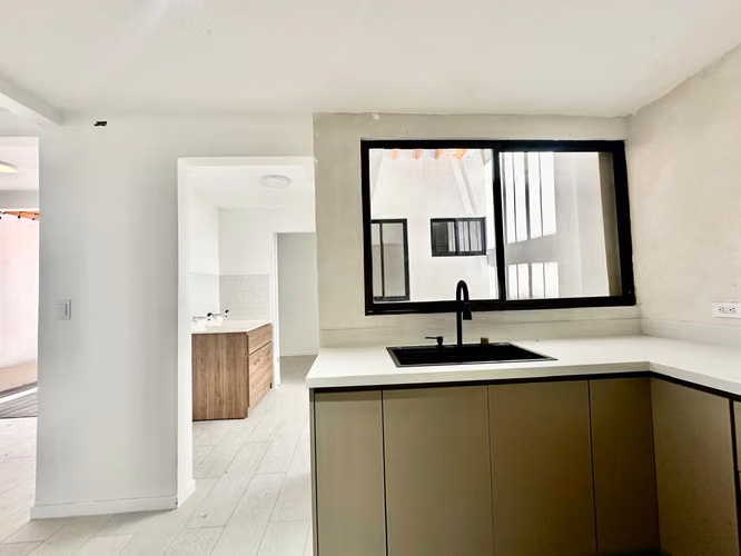 Escazú - Casa esquinera de 3 habitaciones  - Uso Mixto - Remodelada - Imagen 5