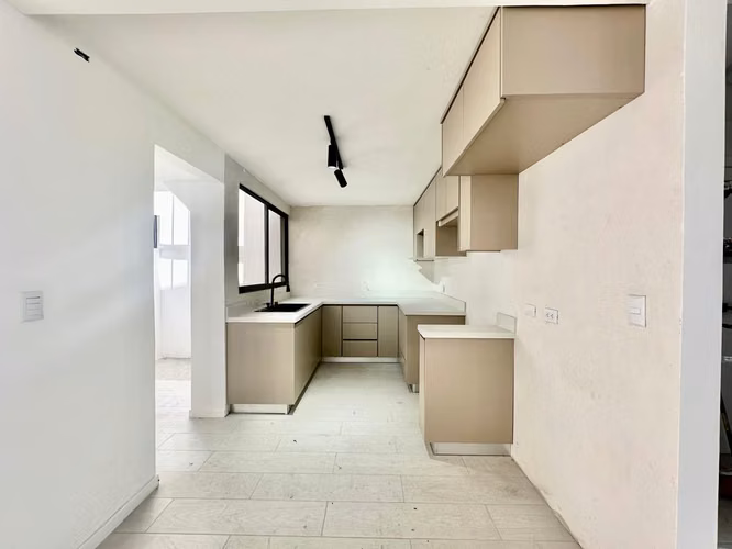 Escazú - Casa esquinera de 3 habitaciones  - Uso Mixto - Remodelada - Imagen 3
