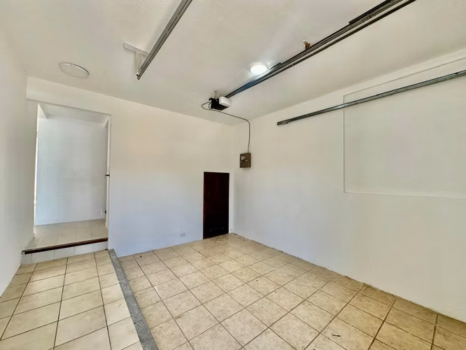 Escazú - Casa esquinera de 3 habitaciones  - Uso Mixto - Remodelada - Imagen 11