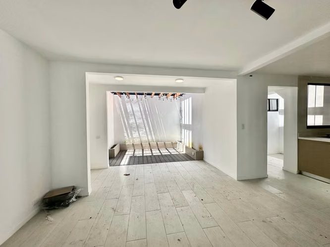Escazú - Casa esquinera de 3 habitaciones  - Uso Mixto - Remodelada - Imagen 2