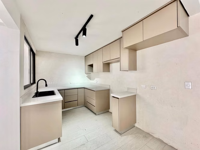 Escazú - Casa esquinera de 3 habitaciones  - Uso Mixto - Remodelada - Imagen 4