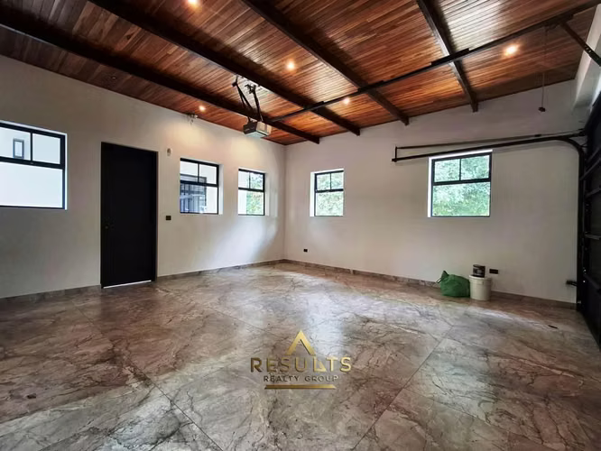 MOVE-In Ready! Impressive Luxury Estate w/ Pool in Atenas! - Imagen 17