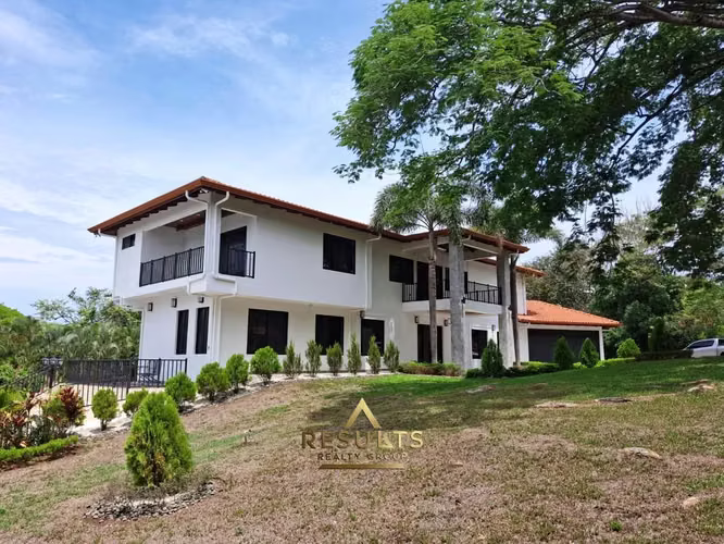 MOVE-In Ready! Impressive Luxury Estate w/ Pool in Atenas! - Imagen 16