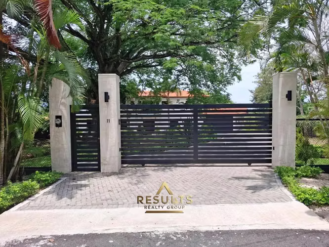 MOVE-In Ready! Impressive Luxury Estate w/ Pool in Atenas! - Imagen 15