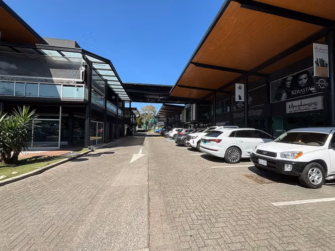 SPACIOUS COMMERCIAL SPACE FOR RENT IN A SHOPPING CENTER - LINDORA