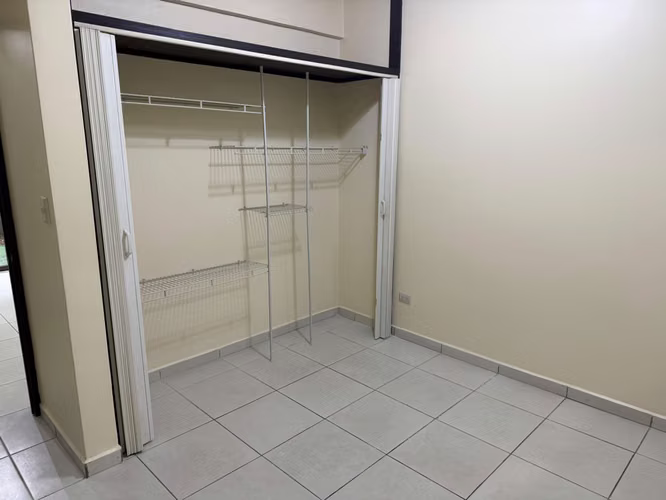 Apartamento en San Pedro, por U Latina, primera planta, dos cuartos y parqueo.  NO mascotas. - Imagen 6