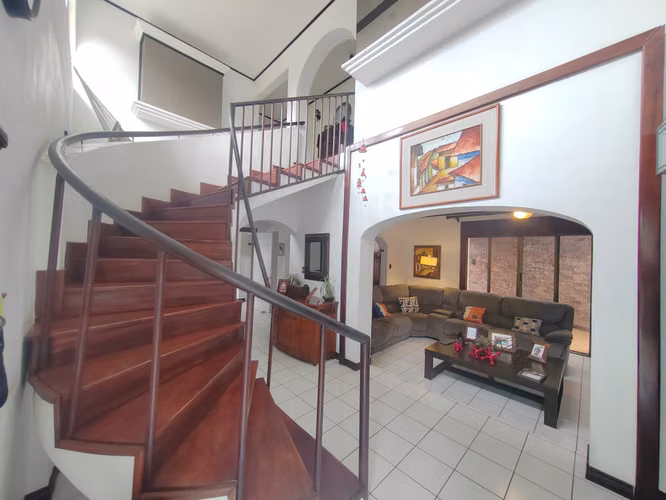 Venta Casa Independiente en Belén | Oficina, Terraza, Jacuzzi y 300 m² - Imagen 2