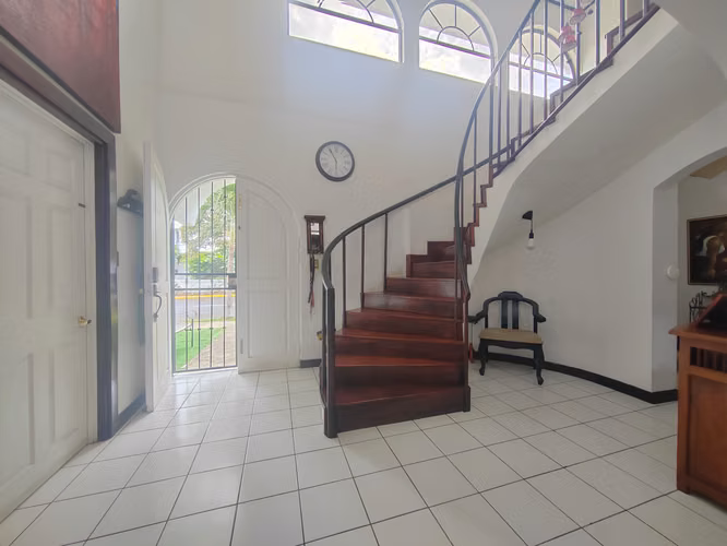 Venta Casa Independiente en Belén | Oficina, Terraza, Jacuzzi y 300 m² - Imagen 3
