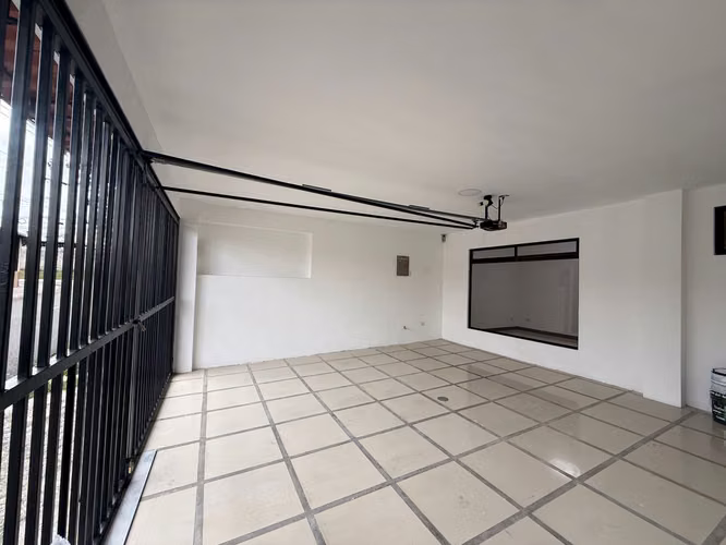SE VENDE CASA EN RESIDENCIAL MERCEDES NORTE (COMO NUEVA)