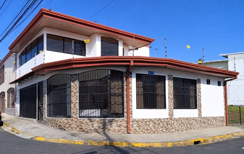 SE VENDE CASA EN RESIDENCIAL MERCEDES NORTE (COMO NUEVA)