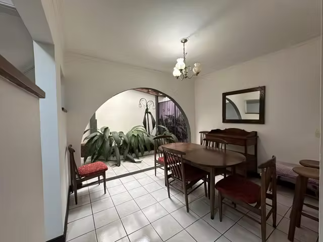 Se VENDE CASA de dos niveles con uso de suelo Mixto en San Pablo de Heredia