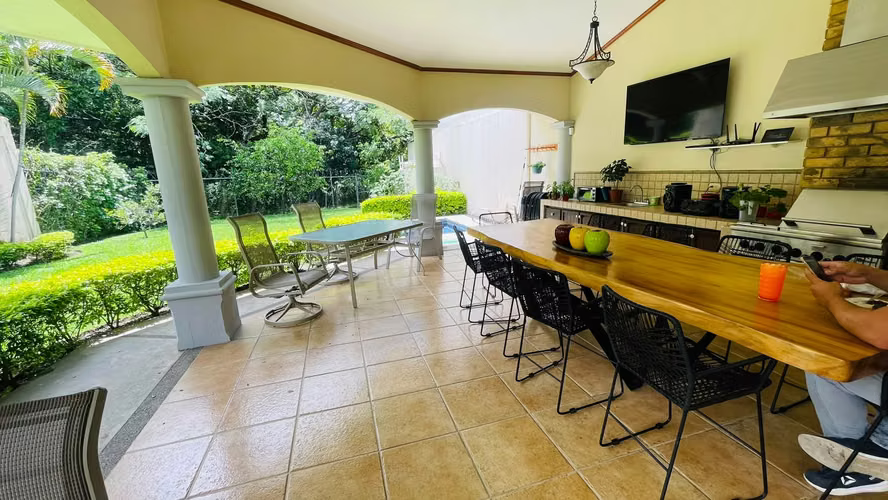 Elegante Residencia con Piscina propia Santa Ana Centro - Imagen 11