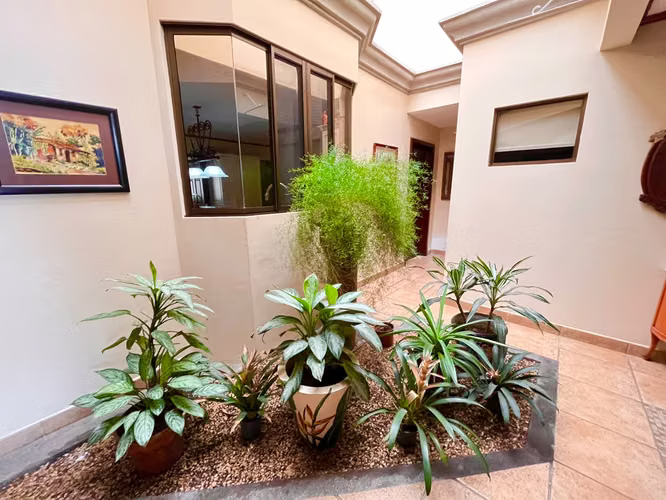 Elegante Residencia con Piscina propia Santa Ana Centro - Imagen 5