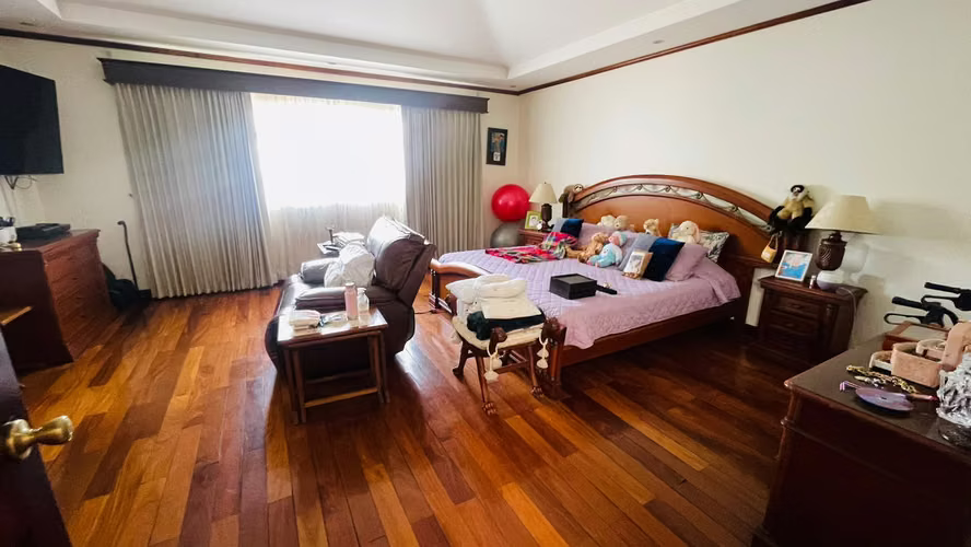 Elegante Residencia con Piscina propia Santa Ana Centro - Imagen 15