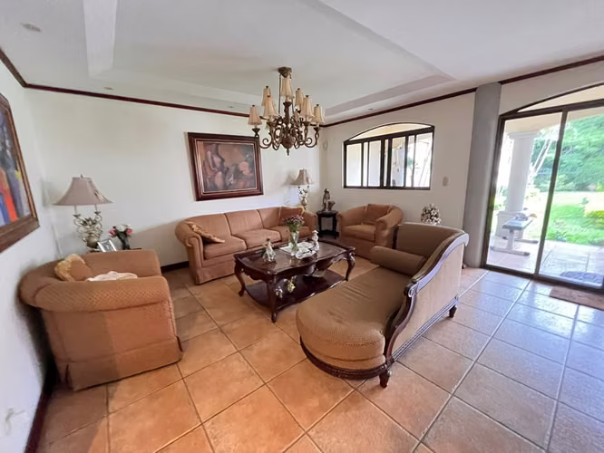 Elegante Residencia con Piscina propia Santa Ana Centro - Imagen 6