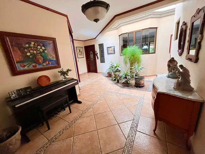 Elegante Residencia con Piscina propia Santa Ana Centro - Imagen 4