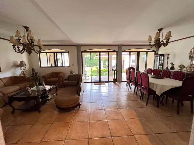 Elegante Residencia con Piscina propia Santa Ana Centro - Imagen 7
