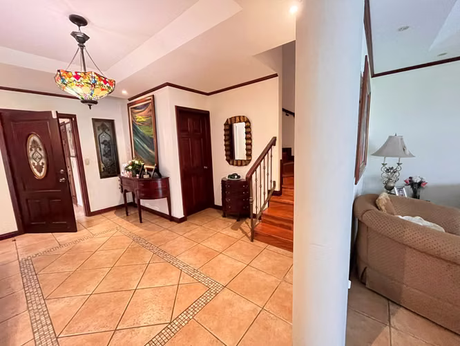 Elegante Residencia con Piscina propia Santa Ana Centro - Imagen 2