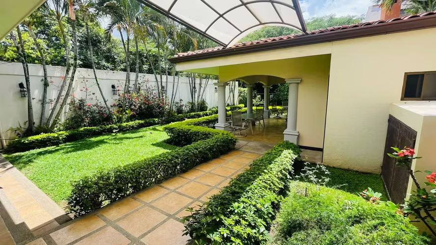 Elegante Residencia con Piscina propia Santa Ana Centro - Imagen 13