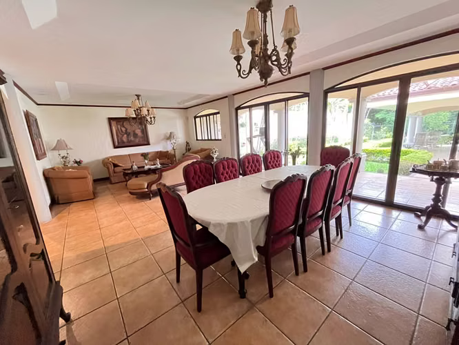 Elegante Residencia con Piscina propia Santa Ana Centro - Imagen 8