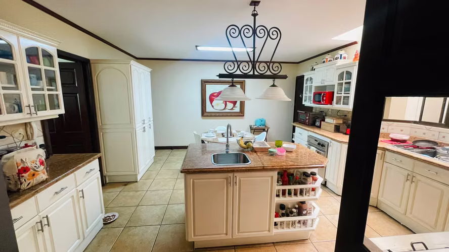 Elegante Residencia con Piscina propia Santa Ana Centro - Imagen 10