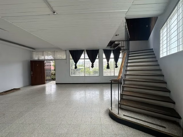 Se VENDE casa de un nivel en terreno de 846m2 con apartamento. - Imagen 15