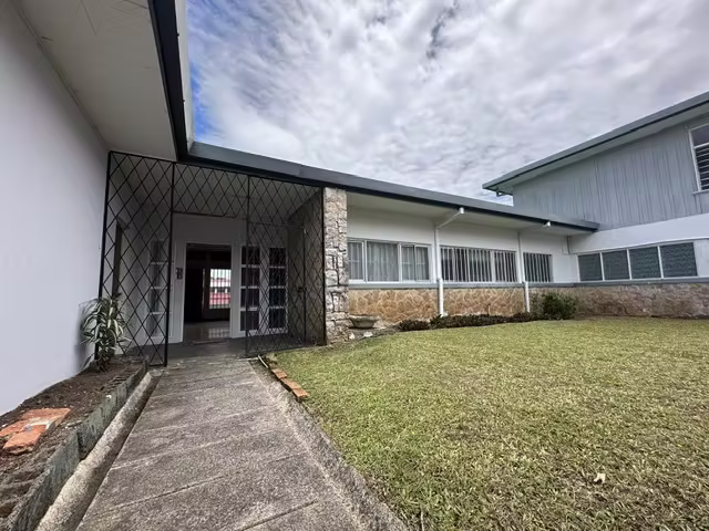 Se VENDE casa de un nivel en terreno de 846m2 con apartamento.